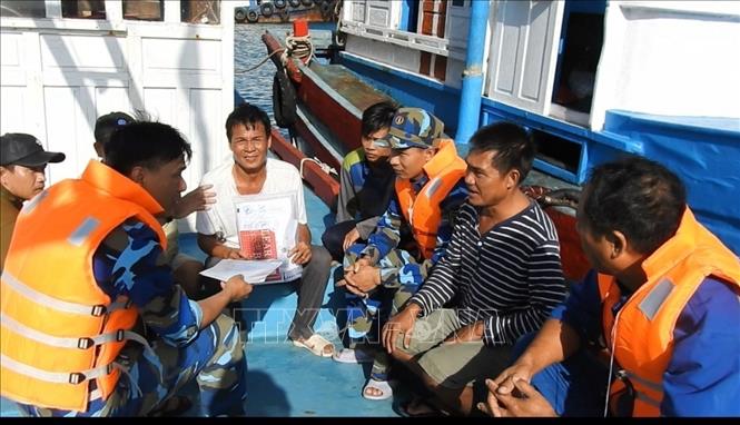 Tích cực hỗ trợ, sửa chữa nhiều tàu cá của ngư dân hư hỏng trên biển Chú thích ảnh
