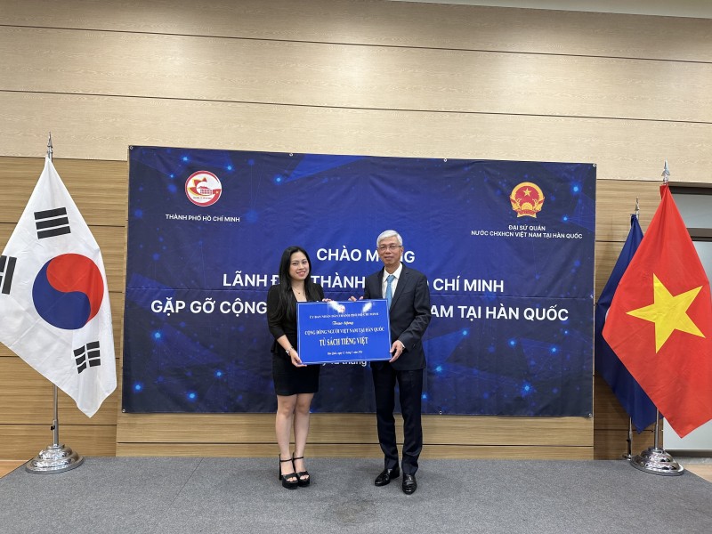 Trao tặng tủ sách tiếng Việt cho cộng đồng người Việt Nam tại Hàn Quốc Trao tặng tủ sách tiếng Việt cho cộng đồng người Việt Nam tại Hàn Quốc
