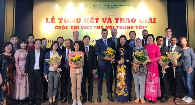 Ban Tổ chức trao giải cho các thí sinh đạt giải cuộc thi viết Phát động tham gia cuộc thi viết “Hà Nội trong tôi”
