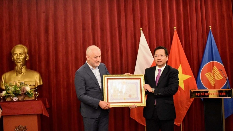 Friendship Medal awarded to Polish Parliament's Member Grzegorz Bernard Napieralski: Ambassador of Vietnam to Poland Ha Hoang Hai presented the Friendship Medal to Mr. Grzegorz Bernard Napieralski, Member of Parliament (Sejm) and Chairman of the Poland-Vietnam Friendship Parliamentarians Group. (Photo: WVR)
