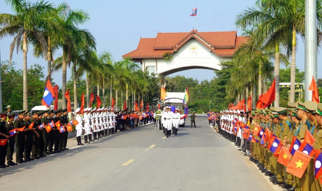 lễ bàn giao, tiếp nhận và hồi hương 2 bộ hài cốt liệt sỹ quân tình nguyện và chuyên gia Việt Nam hy sinh tại Lào. (Ảnh: TTXVN) lễ bàn giao, tiếp nhận và hồi hương 2 bộ hài cốt liệt sỹ quân tình nguyện và chuyên gia Việt Nam hy sinh tại Lào. (Ảnh: TTXVN)