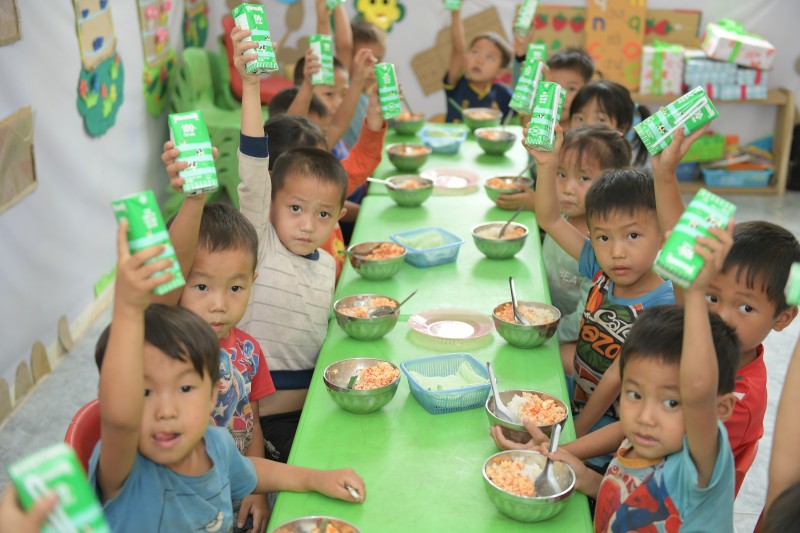 Thêm nhiều bữa ăn có sữa cho trẻ nhỏ vùng cao. Thêm nhiều bữa ăn có sữa cho trẻ nhỏ vùng cao.