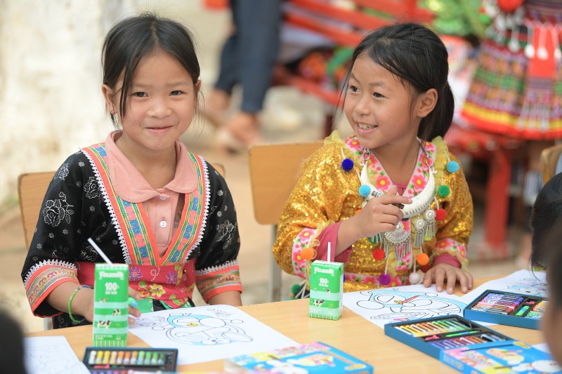 Từ nay mỗi ngày đến lớp, các em nhỏ tại Nậm Vì (Điện Biên) có thêm hộp sữa là “người bạn mới”. Từ nay mỗi ngày đến lớp, các em nhỏ tại Nậm Vì (Điện Biên) có thêm hộp sữa là “người bạn mới”.