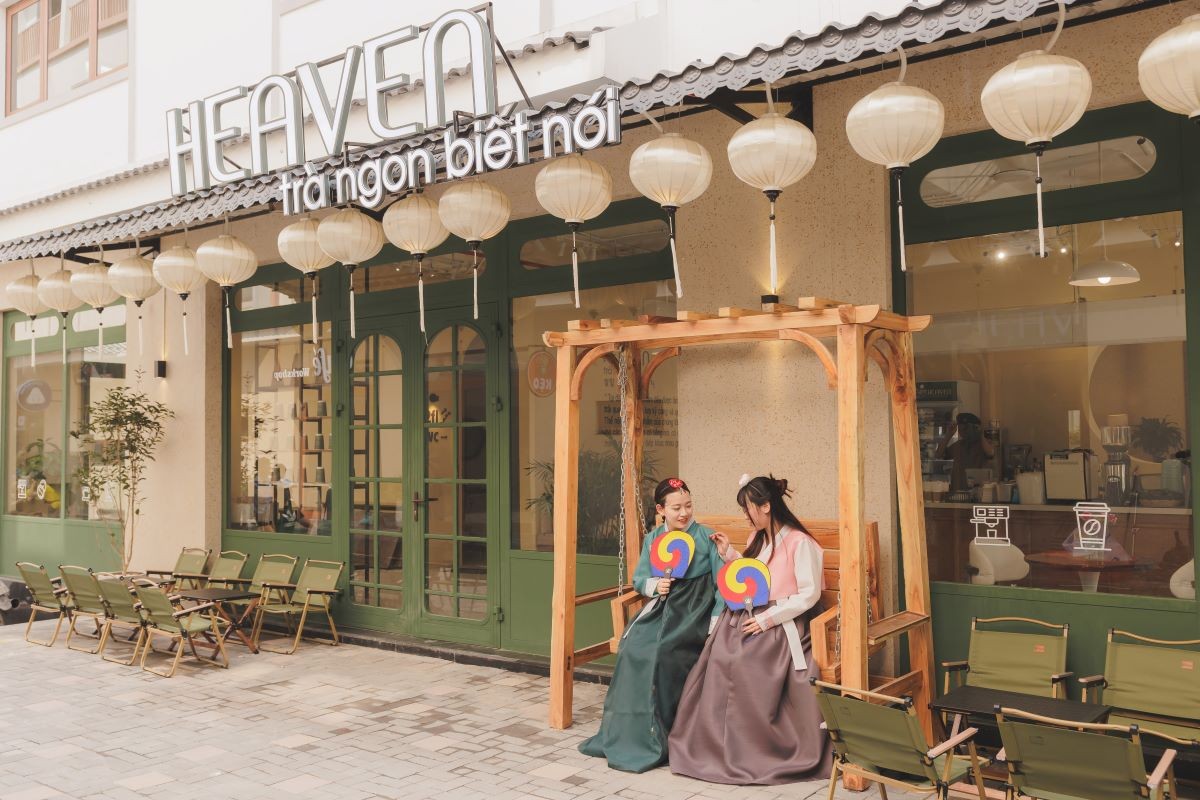 Các chủ cửa hàng tại K-Town thường dành thêm không gian để khách có thể thoải mái check-in, cũng là một hình thức quảng cáo cho shop Các chủ cửa hàng tại K-Town thường dành thêm không gian để khách có thể thoải mái check-in, cũng là một hình thức quảng cáo cho shop