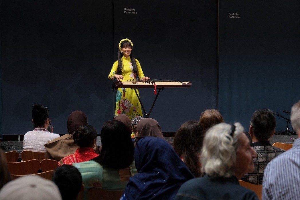 The zither performance by artist Dieu Ly, an overseas Vietnamese in Denmark, received cheers from the audience. The zither performance by artist Dieu Ly, an overseas Vietnamese in Denmark, received cheers from the audience.