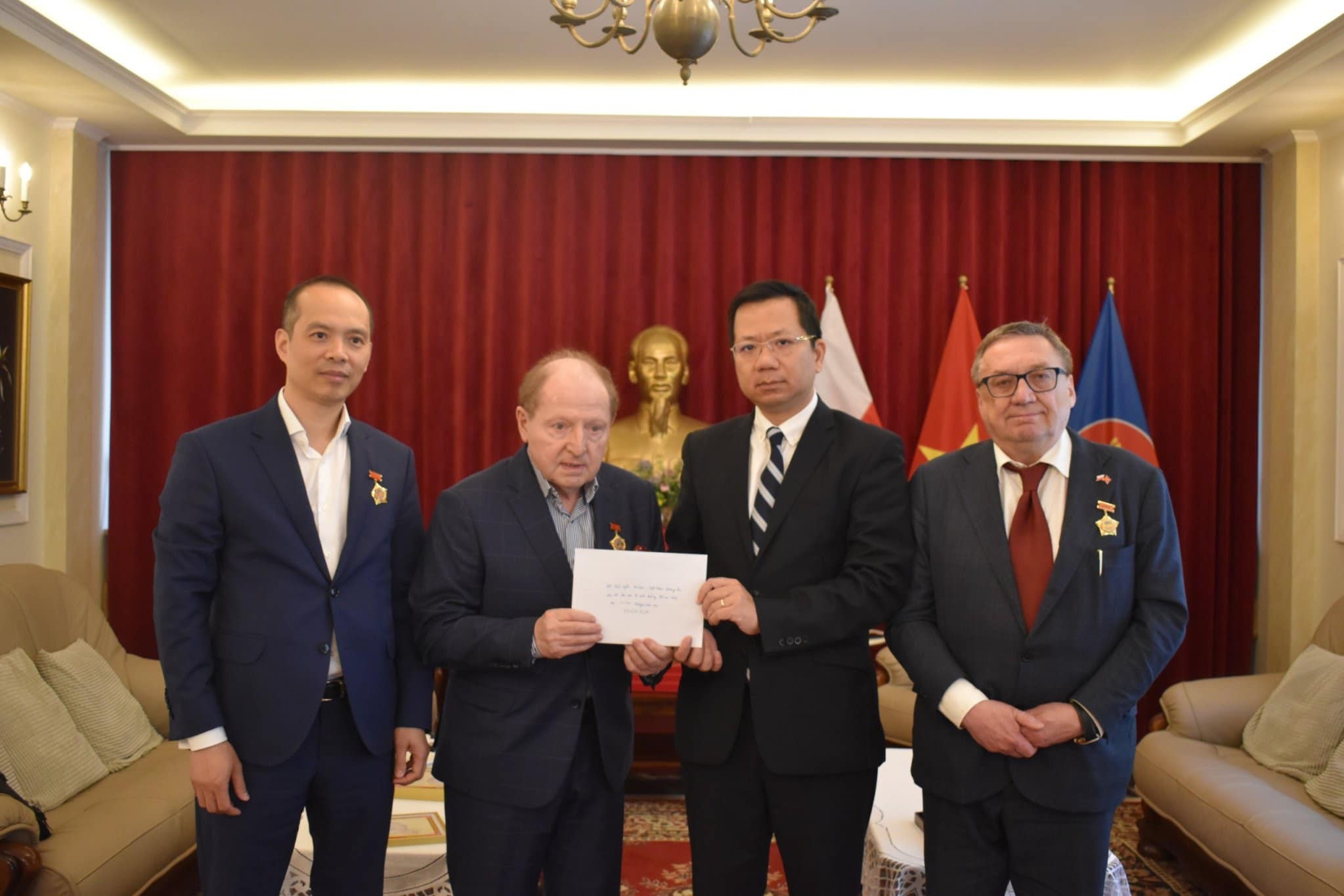 Lãnh đạo Hội hữu nghị Ba Lan - Việt Nam tương lai trao tiền ủng hộ bà con người Việt bị thiệt hại do vụ hoả hoạn tại Trung tâm thương mại Marywilska 44. Lãnh đạo Hội hữu nghị Ba Lan - Việt Nam tương lai trao tiền ủng hộ bà con người Việt bị thiệt hại do vụ hoả hoạn tại Trung tâm thương mại Marywilska 44.