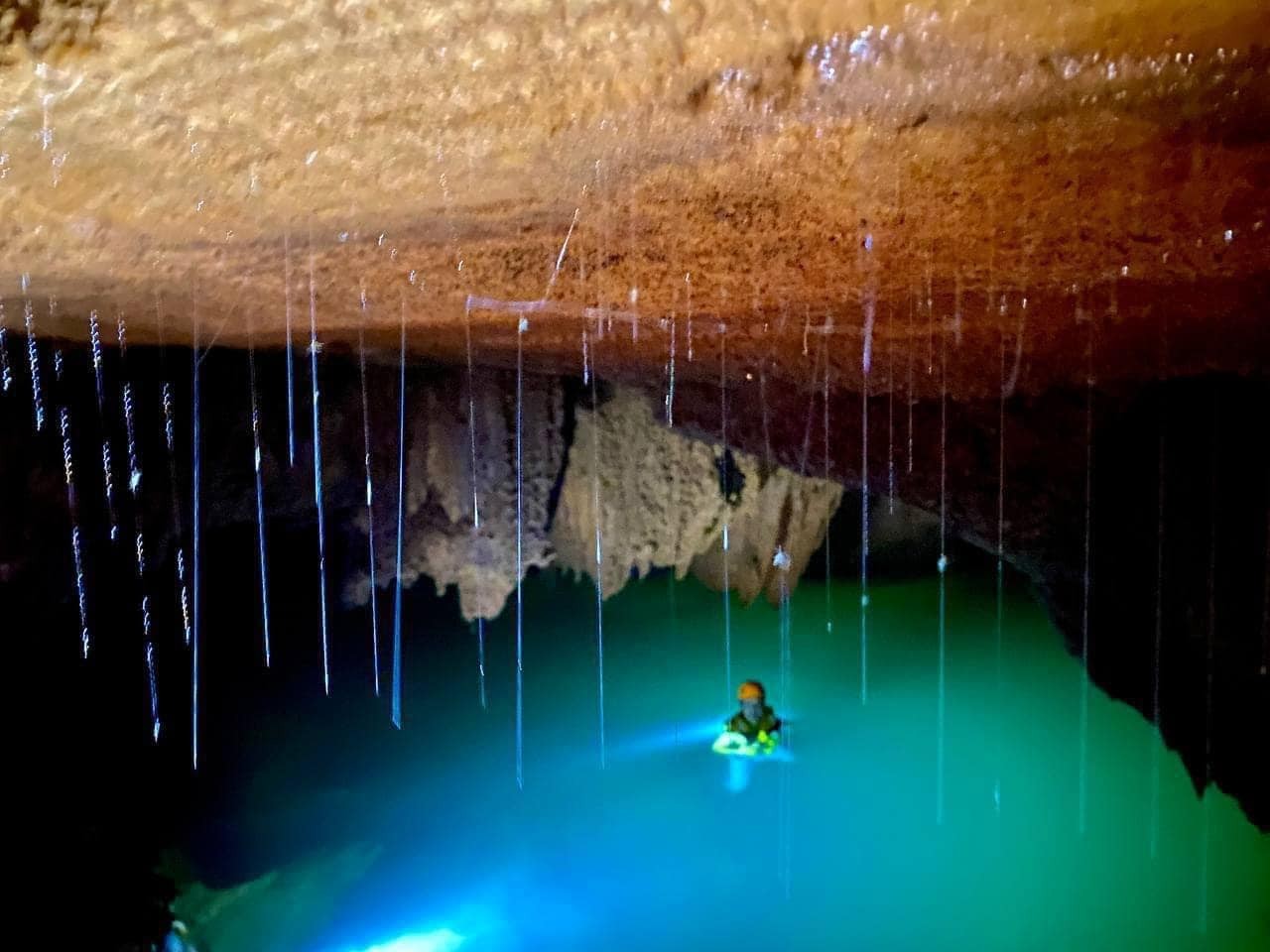 'Floating' Lake Discovered in Quang Binh Province's Cave 'Floating' Lake Discovered in Quang Binh Province's Cave