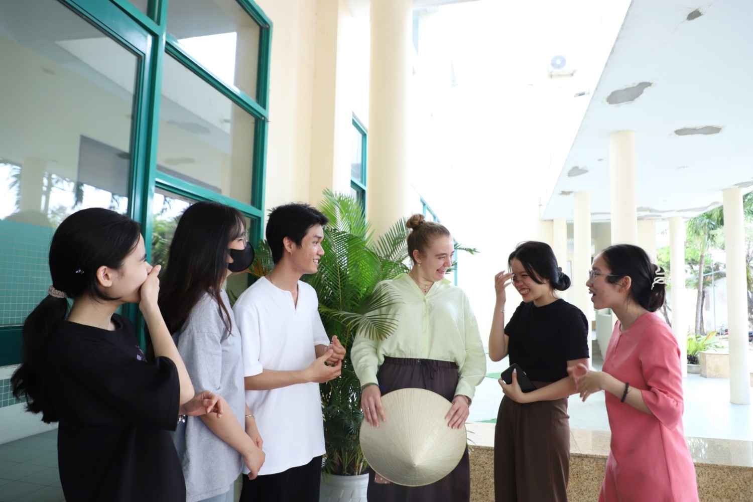 Emma – sinh viên đến từ Trường Odisee University College và các sinh viên UED tham gia lớp học tiếng Anh miễn phí. Emma – sinh viên đến từ Trường Odisee University College và các sinh viên UED tham gia lớp học tiếng Anh miễn phí.