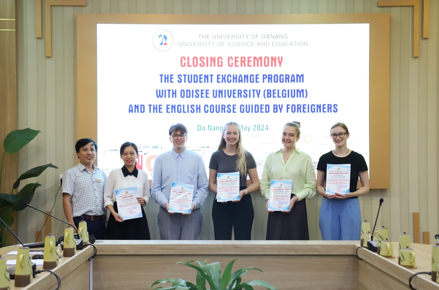 Nhóm sinh viên Trường Odisee University College và giảng viên hướng dẫn nhận giấy chứng nhận thực tập. Nhóm sinh viên Trường Odisee University College và giảng viên hướng dẫn nhận giấy chứng nhận thực tập.