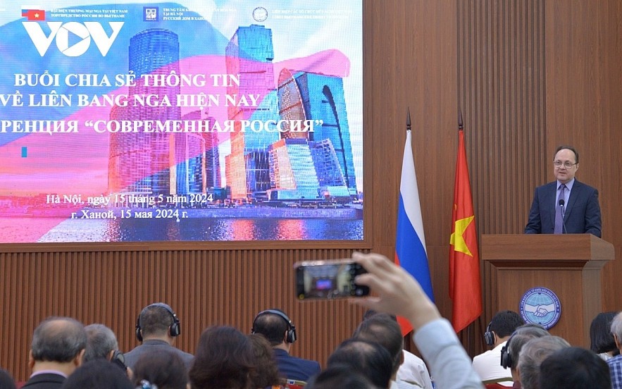 Russian Ambassador to Vietnam Gennady Stepanovich Bezdetko shares information about the situation in Russia at the event. Russian Ambassador to Vietnam Gennady Stepanovich Bezdetko shares information about the situation in Russia at the event.