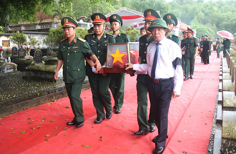 Di quan các hài cốt liệt sĩ đến nơi an táng. (Ảnh: mod.gov.vn) Di quan các hài cốt liệt sĩ đến nơi an táng. (Ảnh: mod.gov.vn)