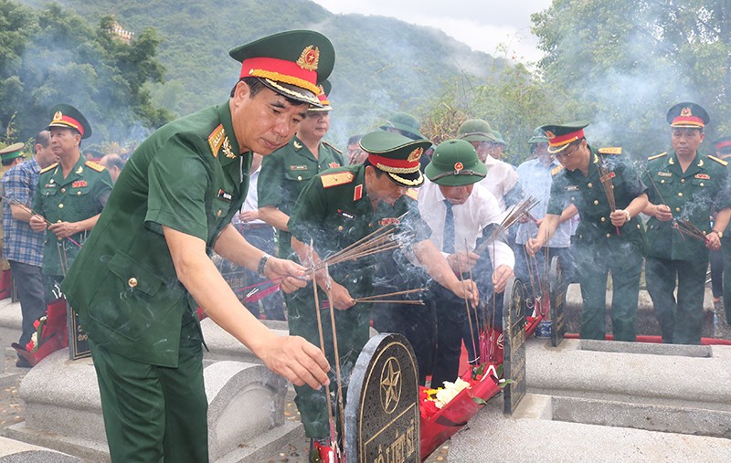 Các đại biểu thắp hương trên các phần mộ liệt sĩ. Các đại biểu thắp hương trên các phần mộ liệt sĩ.