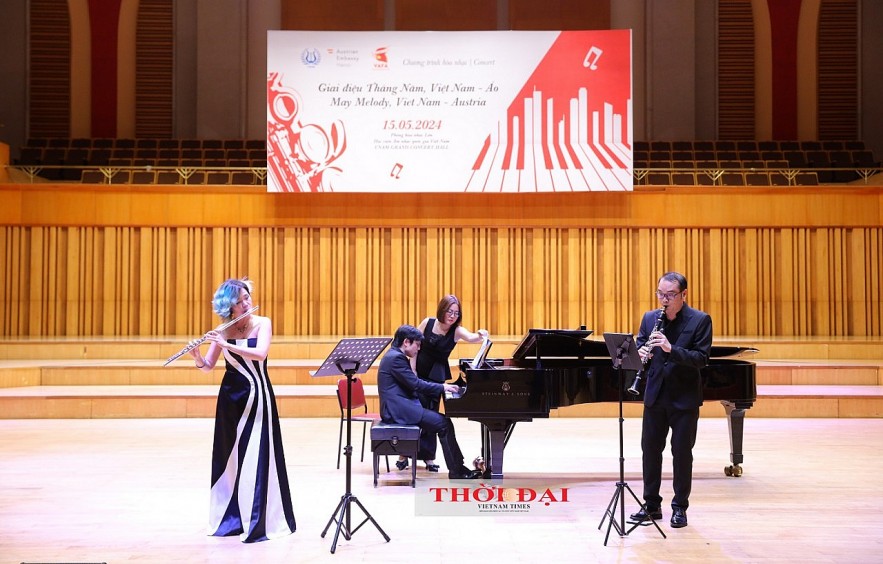 Vietnamese Audience Introduced to Austrian Folk Music Performed on the Clarinet Vietnamese Audience Introduced to Austrian Folk Music Performed on the Clarinet