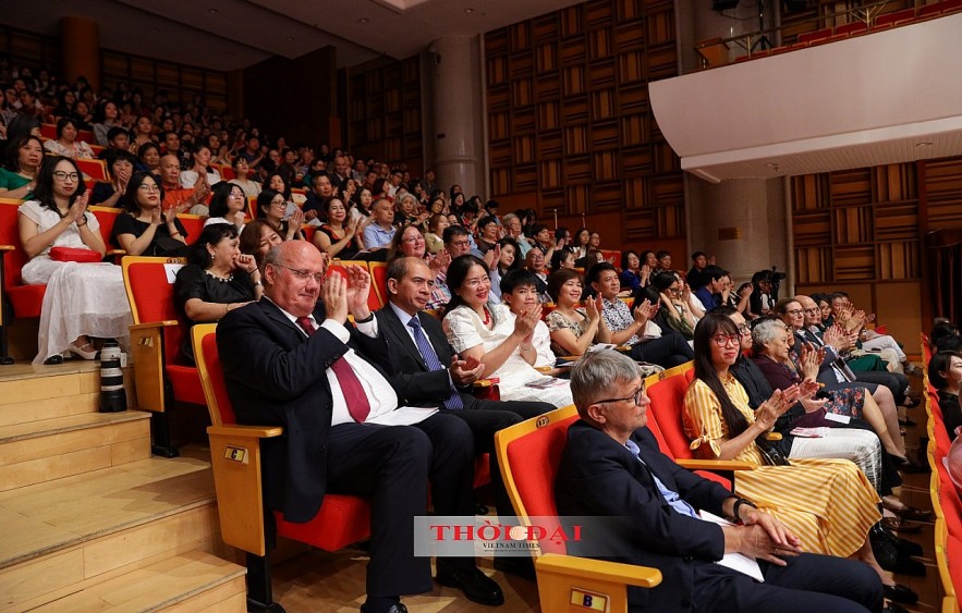 Vietnamese Audience Introduced to Austrian Folk Music Performed on the Clarinet Vietnamese Audience Introduced to Austrian Folk Music Performed on the Clarinet