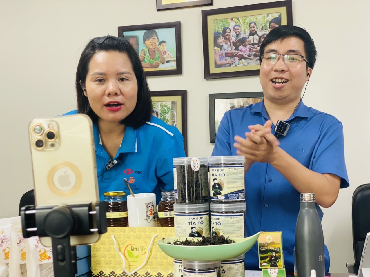 Các thành viên của Vườn ươm Doanh nghiệp AEA tập huấn về kỹ năng marketing và bán hàng trên nền tảng số. (Ảnh: AEA)