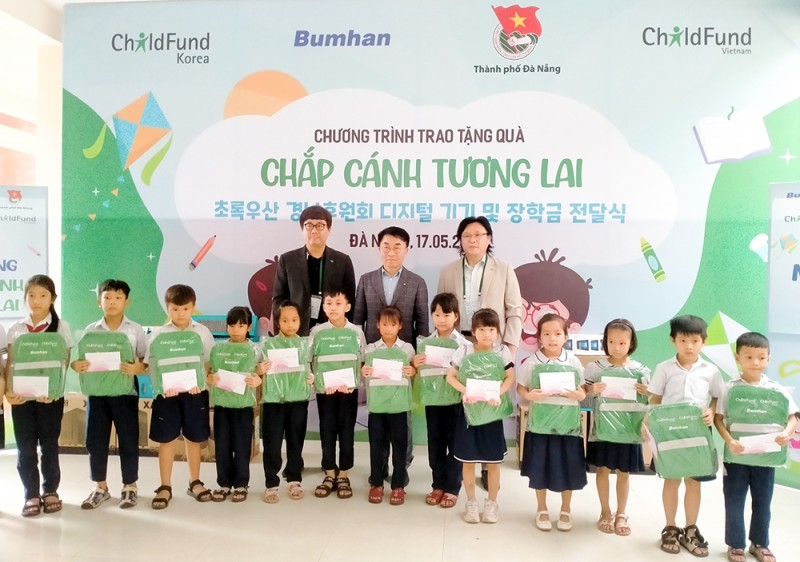 ChildFund Việt Nam trao 40 máy tính và 60 phần quà cho học sinh huyện Hoà Vang (Đà Nẵng) ChildFund Việt Nam trao 40 máy tính và 60 phần quà cho học sinh huyện Hoà Vang (Đà Nẵng)