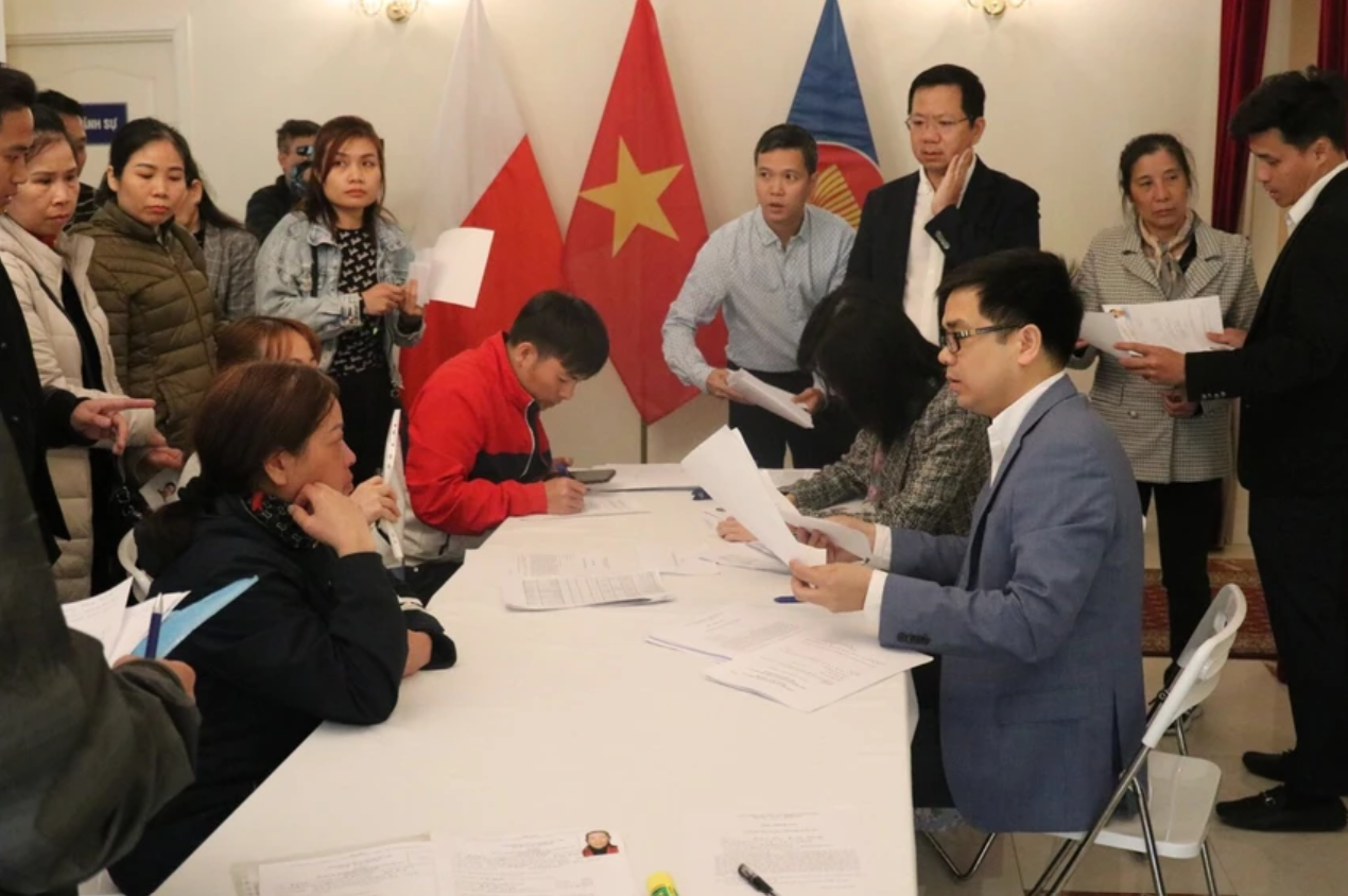 Đại sứ quán Việt Nam tại Ba Lan hỗ trợ bà con cấp lại giấy tờ bị mất sau vụ cháy Đại sứ quán Việt Nam tại Ba Lan hỗ trợ bà con cấp lại giấy tờ bị mất sau vụ cháy