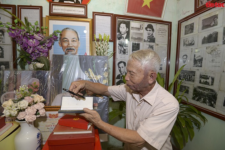 Lão nông nhiều năm sưu tập những bức ảnh quý giá về Bác Hồ Lão nông nhiều năm sưu tập những bức ảnh quý giá về Bác Hồ