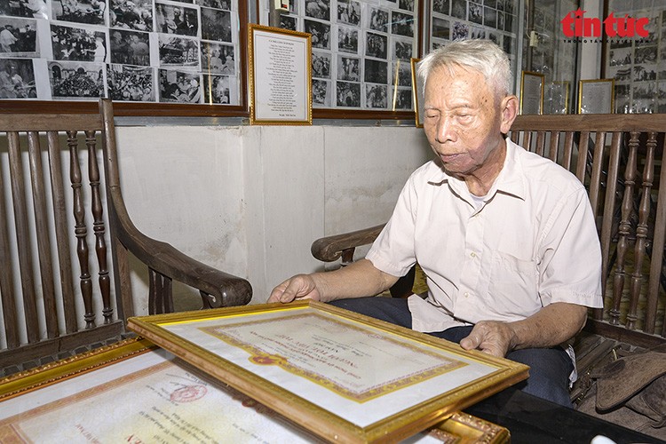 Lão nông nhiều năm sưu tập những bức ảnh quý giá về Bác Hồ Lão nông nhiều năm sưu tập những bức ảnh quý giá về Bác Hồ