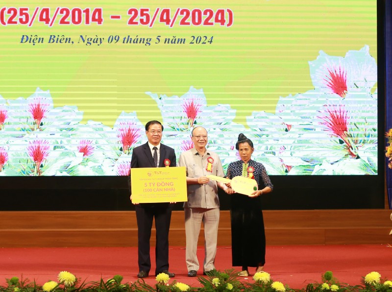 Ông Nguyễn Tất Thắng, Chủ tịch HĐQT Tập đoàn T&T Group (giữa) trao tặng tỉnh Điện Biên 5 tỷ đồng (100 căn nhà) và trao chìa khoá tượng trưng cho gia đình được hỗ trợ làm nhà. Ông Nguyễn Tất Thắng, Chủ tịch HĐQT Tập đoàn T&T Group (giữa) trao tặng tỉnh Điện Biên 5 tỷ đồng (100 căn nhà) và trao chìa khoá tượng trưng cho gia đình được hỗ trợ làm nhà.