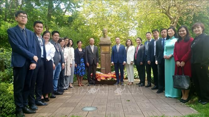 Đại sứ Việt Nam tại Pháp Đinh Toàn Thắng và Đại sứ Việt Nam tại Bỉ Nguyễn Văn Thảo cùng các đại biểu chụp ảnh lưu niêm tại Ttượng đài Bác Hồ ở công viên Montreau. Ảnh: Nguyễn Tuyên/TTXVN)