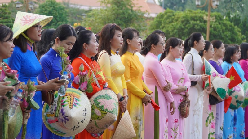5.500 phụ nữ Đồng Tháp tham gia diễu hành áo dài “Rạng ngời sắc sen” 5.500 phụ nữ Đồng Tháp tham gia diễu hành áo dài “Rạng ngời sắc sen”