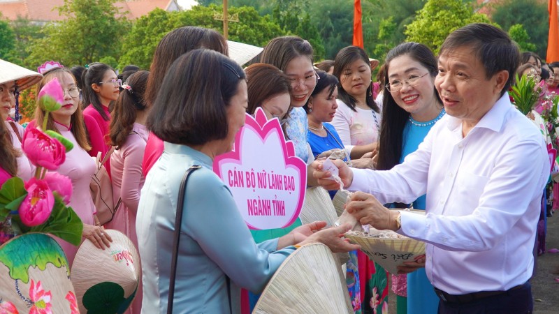 5.500 phụ nữ Đồng Tháp tham gia diễu hành áo dài “Rạng ngời sắc sen” 5.500 phụ nữ Đồng Tháp tham gia diễu hành áo dài “Rạng ngời sắc sen”