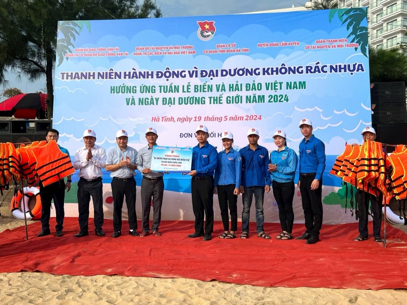 Hơn 250 thanh niên hành động vì một đại dương không rác nhựa Hơn 250 thanh niên hành động vì một đại dương không rác nhựa