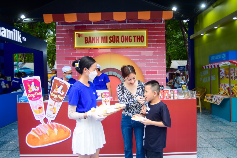 Bánh mì chấm sữa đặc - tự hào văn hóa ẩm thực Việt Bánh mì chấm sữa đặc - tự hào văn hóa ẩm thực Việt