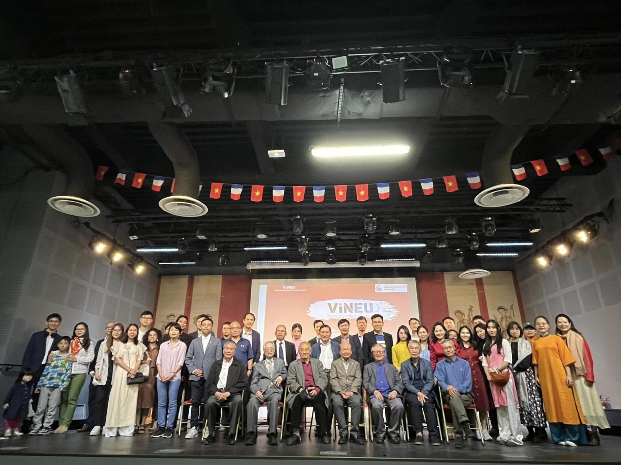 Imprint of Memory: Vietnamese Intellect in France Vietnamese Intellect in France Gather to Share Life Experience with Young People