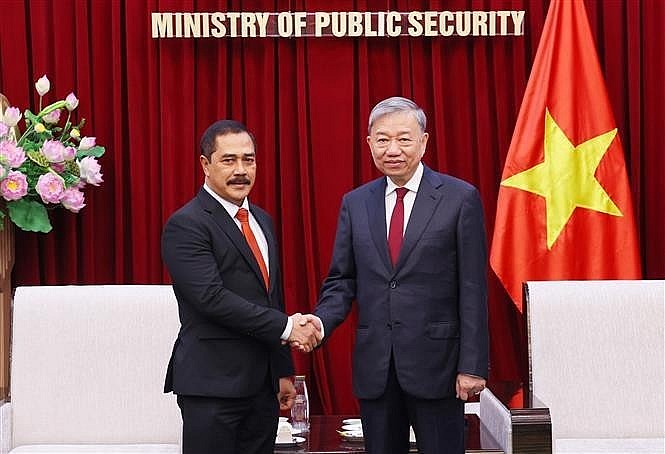 General To Lam, Minister of Public Security (right) and Deputy Chief of the Indonesian National Police (INP) Commissioner General Agus Andrianto (Photo: VNA) General To Lam, Minister of Public Security (right) and Deputy Chief of the Indonesian National Police (INP) Commissioner General Agus Andrianto (Photo: VNA)