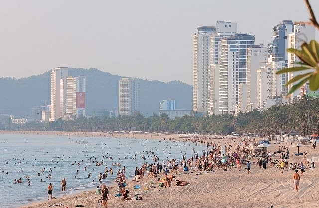 Tourists at Nha Trang beach in the central province of Khánh Hòa, which is expected to be very popular during the upcoming summer holiday season. — VNA/VNS Photo Tourists at Nha Trang beach in the central province of Khánh Hòa, which is expected to be very popular during the upcoming summer holiday season. — VNA/VNS Photo