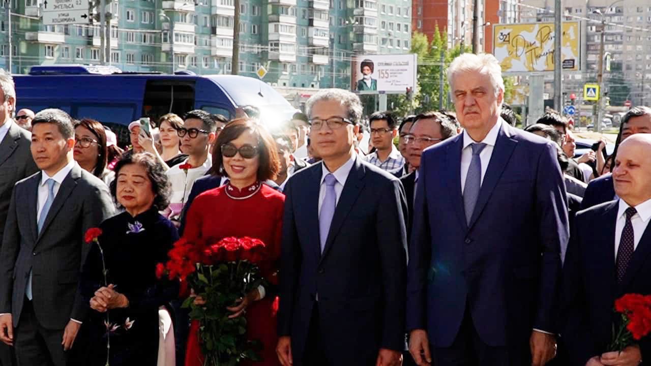 Các đại biểu đặt hoa tại Tượng đài Hồ Chí Minh ở Quảng trường Khai sáng, thành phố Saint Petersburg (Liên bang Nga). (Ảnh: KT) Các đại biểu đặt hoa tại Tượng đài Hồ Chí Minh ở Quảng trường Khai sáng, thành phố Saint Petersburg (Liên bang Nga). (Ảnh: KT)