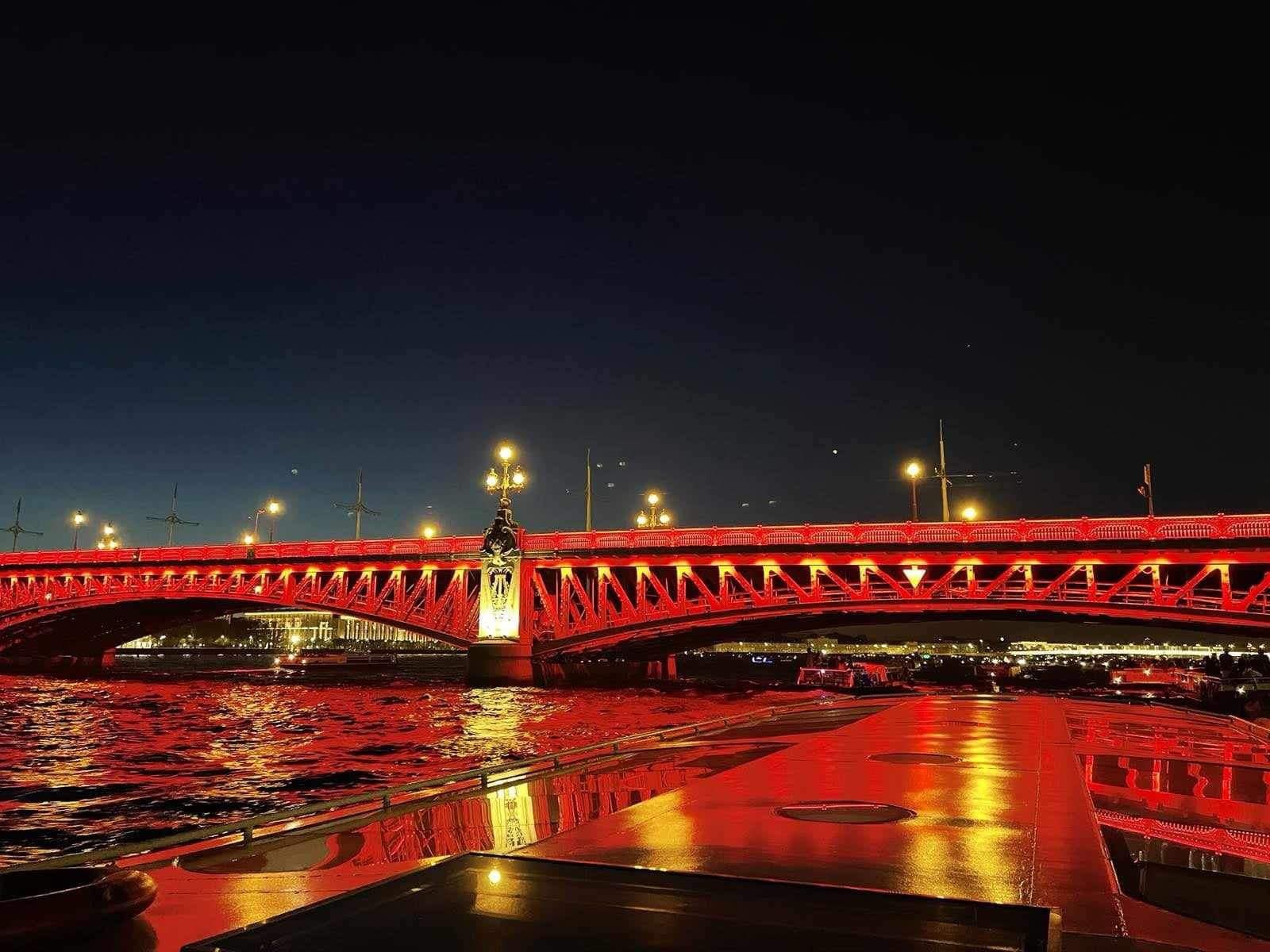 cây cầu Troitsky nổi tiếng trên sông Neva được thắp sáng bằng đèn màu đỏ và vàng tượng trưng cho màu cờ tổ quốc Việt Nam. cây cầu Troitsky nổi tiếng trên sông Neva được thắp sáng bằng đèn màu đỏ và vàng tượng trưng cho màu cờ tổ quốc Việt Nam.