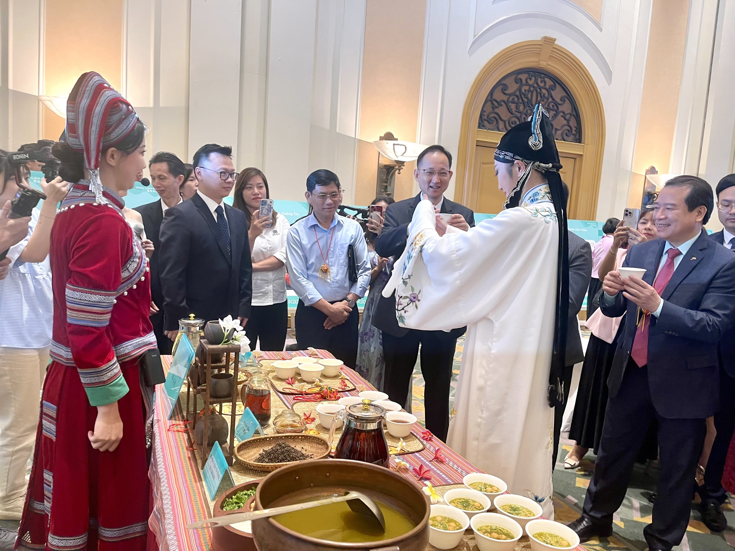 Thúc đẩy trao đổi văn hóa Trung - Việt qua hợp tác, giao lưu du lịch Thúc đẩy trao đổi văn hóa Trung - Việt qua hợp tác, giao lưu du lịch