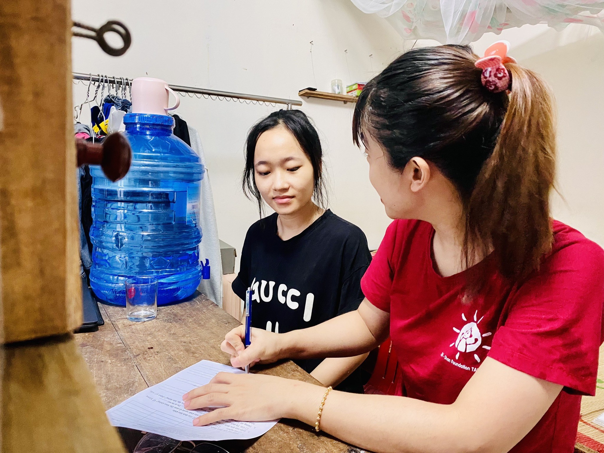 Đại diện Zhi Shan Foundation (áo đỏ) tìm hiểu cuộc sống và động viên tinh thần sinh viên được Dự án Học bổng vượt khó Zhi Shan bảo trợ. (Ảnh: Zhi Shan Foundation) Đại diện Zhi Shan Foundation (áo đỏ) tìm hiểu cuộc sống và động viên tinh thần sinh viên được Dự án Học bổng vượt khó Zhi Shan bảo trợ. (Ảnh: Zhi Shan Foundation)