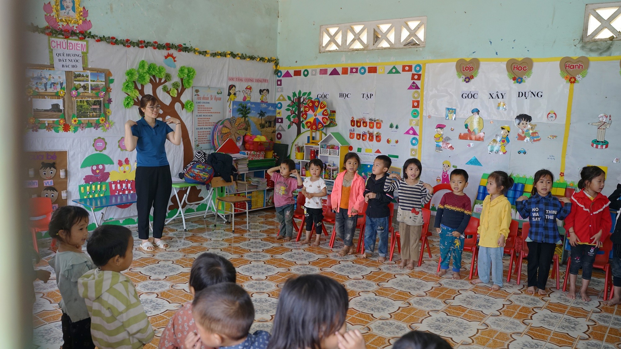 Các em học sinh mẫu giáo điểm trường Thèn Phùng học tập tại lớp học nhờ