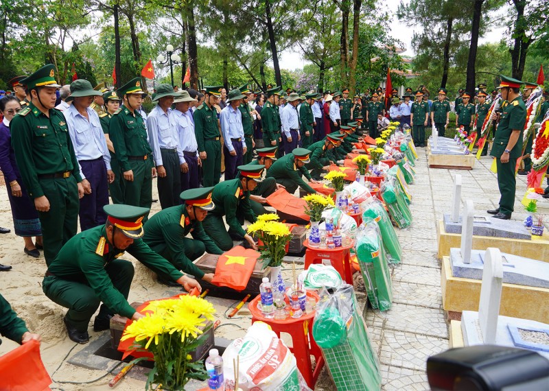 Quảng Trị tổ chức lễ truy điệu và an táng 12 hài cốt liệt sĩ hy sinh trên chiến trường Lào Quảng Trị tổ chức lễ truy điệu và an táng 12 hài cốt liệt sĩ hy sinh trên chiến trường Lào