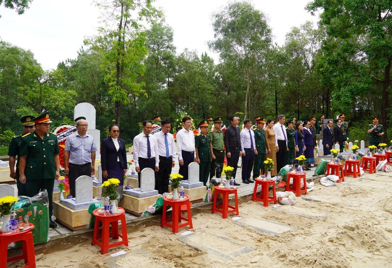 Quảng Trị tổ chức lễ truy điệu và an táng 12 hài cốt liệt sĩ hy sinh trên chiến trường Lào Quảng Trị tổ chức lễ truy điệu và an táng 12 hài cốt liệt sĩ hy sinh trên chiến trường Lào