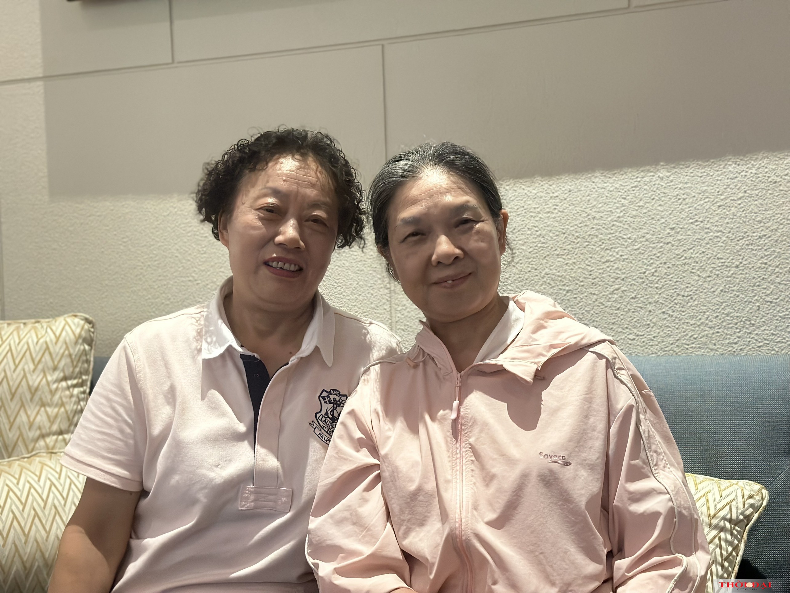 Bà Thẩm Ly chụp ảnh cùng bà Lưu Diễm Thanh. Bà Thẩm Ly chụp ảnh cùng bà Lưu Diễm Thanh.