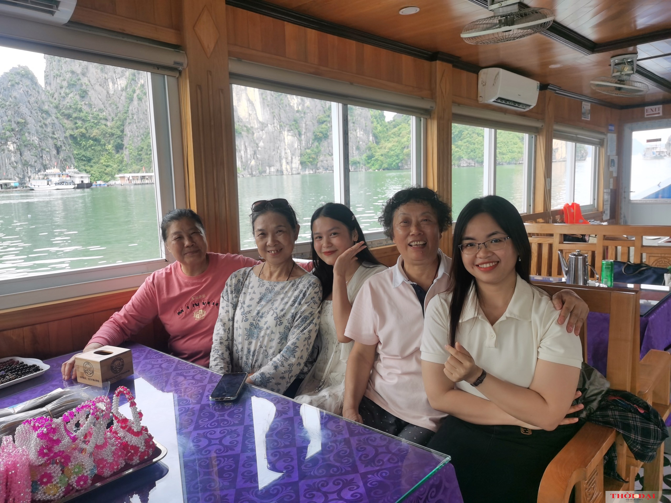 “Lúc bấy giờ, tuy chúng tôi làm việc 8 tiếng đồng hồ mỗi ngày, nhưng sau khi tan việc ngoài ăn cơm và đi ngủ ra, tất cả thời gian còn lại, chúng tôi giúp các thương, bệnh binh Việt Nam luyện tập hoặc giải trí để nhanh chóng hồi phục sức khỏe”. Trong bộ phim tài liệu nhân kỷ niệm 50 năm ngày thành lập Bệnh viện Nam Khê Sơn có thông tin: năm 1968, đã có 278 bác sĩ và y tá được điều từ Bắc Kinh đến. Còn có khoảng 600 nhân viên hậu cần và các y, bác sĩ được điều đến từ ngay tại địa phương. Những ngày đầu hoạt động, Bệnh viện mới được xây xong, nhưng những bố trí ở bên trong vẫn chưa hoàn tất. Vì vậy hàng ngày, các y, bác sĩ vừa học tiếng Việt, vừa khuân vác đồ đạc phục vụ bệnh nhân Việt Nam. Theo bà Trần Thị Xuân Oanh, Tổng Thư ký Hội hữu nghị Việt Nam - Trung Quốc, với mục đích chi viện cho cuộc kháng chiến chống Mỹ của nhân dân Việt Nam, sau một thời gian chuẩn bị (1966), khởi công (1967) và hoàn thành xây dựng (1968). Từ năm 1969 đến năm 1975, thông qua đầu mối phía Việt Nam là Bệnh viện E, Bệnh viện Nam Khê Sơn Quế Lâm trực thuộc Bộ Y tế Trung Quốc đã thực hiện việc điều trị cho các thương bệnh binh từ miền Nam Việt Nam và các cán bộ ở các địa phương của Việt Nam. Trong bảy năm, Bệnh viện đã chữa trị được 5.432 bệnh nhân. Trong đó, có hơn 2000 ca phẫu thuật và tiếp 780.000 ml máu cho các thương, bệnh binh Việt Nam. Năm 1975, sau khi những bệnh nhân cuối cùng được đưa về Việt Nam, Bệnh viện được giao cho Sở Y tế Quảng Tây quản lý, đổi tên thành Bệnh viện Nam Khê Sơn Khu tự trị dân tộc Choang, Quảng Tây. Ghi nhận những đóng góp của Bệnh viện Nam Khê Sơn trong sự nghiệp kháng chiến chống Mỹ cứu nước của nhân dân Việt Nam, năm 1974, Chủ tịch nước Việt Nam Dân chủ Cộng hòa đã tặng Huân chương Kháng chiến hạng Nhất cho tập thể cán bộ, công nhân viên chức Bệnh viện. Sau này, Bệnh viện Nam Khê Sơn đã đón tiếp nhiều đoàn đại biểu các cấp, ngành của Việt Nam đến thăm. “Lúc bấy giờ, tuy chúng tôi làm việc 8 tiếng đồng hồ mỗi ngày, nhưng sau khi tan việc ngoài ăn cơm và đi ngủ ra, tất cả thời gian còn lại, chúng tôi giúp các thương, bệnh binh Việt Nam luyện tập hoặc giải trí để nhanh chóng hồi phục sức khỏe”. Trong bộ phim tài liệu nhân kỷ niệm 50 năm ngày thành lập Bệnh viện Nam Khê Sơn có thông tin: năm 1968, đã có 278 bác sĩ và y tá được điều từ Bắc Kinh đến. Còn có khoảng 600 nhân viên hậu cần và các y, bác sĩ được điều đến từ ngay tại địa phương. Những ngày đầu hoạt động, Bệnh viện mới được xây xong, nhưng những bố trí ở bên trong vẫn chưa hoàn tất. Vì vậy hàng ngày, các y, bác sĩ vừa học tiếng Việt, vừa khuân vác đồ đạc phục vụ bệnh nhân Việt Nam. Theo bà Trần Thị Xuân Oanh, Tổng Thư ký Hội hữu nghị Việt Nam - Trung Quốc, với mục đích chi viện cho cuộc kháng chiến chống Mỹ của nhân dân Việt Nam, sau một thời gian chuẩn bị (1966), khởi công (1967) và hoàn thành xây dựng (1968). Từ năm 1969 đến năm 1975, thông qua đầu mối phía Việt Nam là Bệnh viện E, Bệnh viện Nam Khê Sơn Quế Lâm trực thuộc Bộ Y tế Trung Quốc đã thực hiện việc điều trị cho các thương bệnh binh từ miền Nam Việt Nam và các cán bộ ở các địa phương của Việt Nam. Trong bảy năm, Bệnh viện đã chữa trị được 5.432 bệnh nhân. Trong đó, có hơn 2000 ca phẫu thuật và tiếp 780.000 ml máu cho các thương, bệnh binh Việt Nam. Năm 1975, sau khi những bệnh nhân cuối cùng được đưa về Việt Nam, Bệnh viện được giao cho Sở Y tế Quảng Tây quản lý, đổi tên thành Bệnh viện Nam Khê Sơn Khu tự trị dân tộc Choang, Quảng Tây. Ghi nhận những đóng góp của Bệnh viện Nam Khê Sơn trong sự nghiệp kháng chiến chống Mỹ cứu nước của nhân dân Việt Nam, năm 1974, Chủ tịch nước Việt Nam Dân chủ Cộng hòa đã tặng Huân chương Kháng chiến hạng Nhất cho tập thể cán bộ, công nhân viên chức Bệnh viện. Sau này, Bệnh viện Nam Khê Sơn đã đón tiếp nhiều đoàn đại biểu các cấp, ngành của Việt Nam đến thăm.