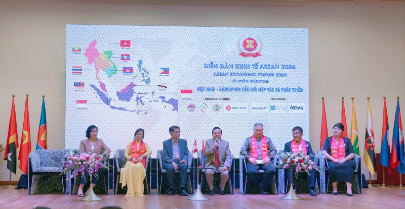 Nguyên Bộ trưởng Bộ Thông tin và Truyền thông Lê Doãn Hợp phát biểu trong Diễn đàn Kinh tế ASEAN. Nguyên Bộ trưởng Bộ Thông tin và Truyền thông Lê Doãn Hợp phát biểu trong Diễn đàn Kinh tế ASEAN.