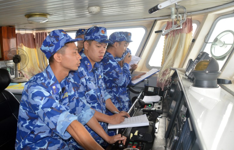 Chỉ huy lực lượng tuần tra Cảnh sát biển Việt Nam điện đàm với lực lượng tuần tra nước bạn.(Ảnh: canhsatbien.vn) Chỉ huy lực lượng tuần tra Cảnh sát biển Việt Nam điện đàm với lực lượng tuần tra nước bạn.(Ảnh: canhsatbien.vn)