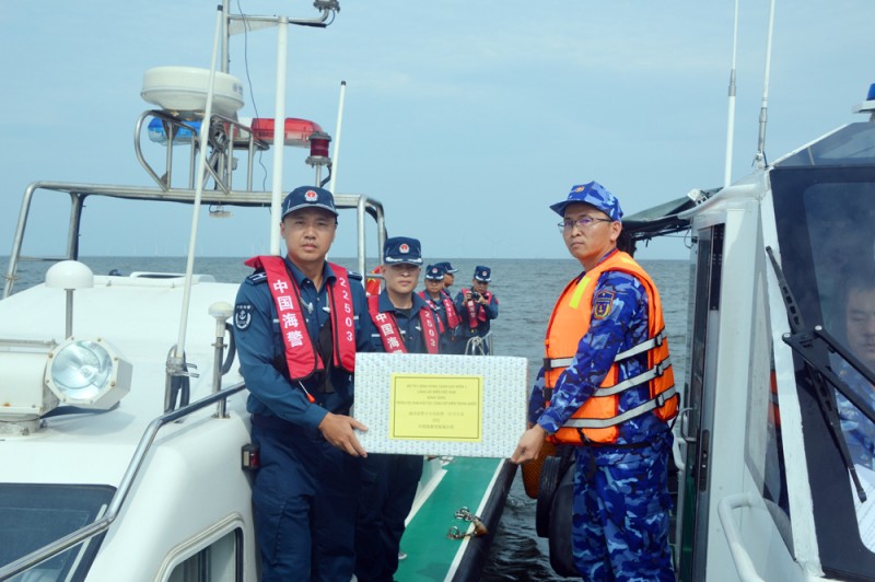 Lực lượng tuần tra hai nước tặng quà lưu niệm sau khi kết thúc nhiệm vụ tuần tra chung. Lực lượng tuần tra hai nước tặng quà lưu niệm sau khi kết thúc nhiệm vụ tuần tra chung.