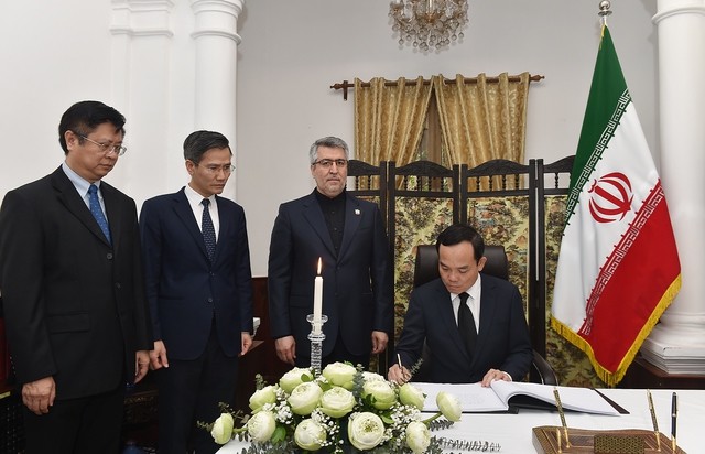 Phó Thủ tướng Trần Lưu Quang ghi sổ tang chia buồn vụ tai nạn máy bay tại Iran Phó Thủ tướng Trần Lưu Quang ghi sổ tang chia buồn vụ tai nạn máy bay tại Iran
