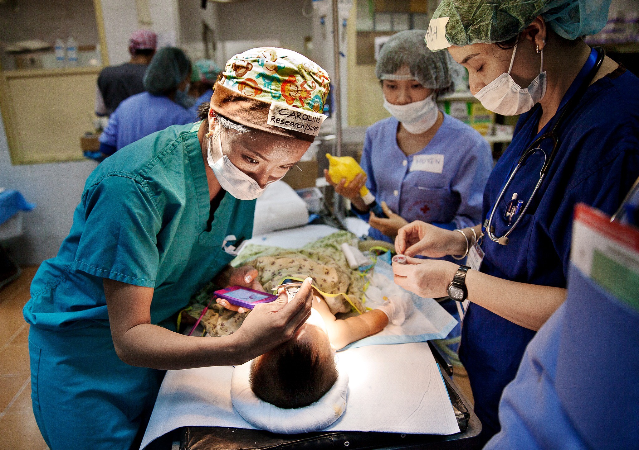 Các bác sĩ của Operation Smile Việt Nam phẫu thuật cho bệnh nhân mang dị tật khe hở môi, hàm ếch. (Ảnh: OS) Các bác sĩ của Operation Smile Việt Nam phẫu thuật cho bệnh nhân mang dị tật khe hở môi, hàm ếch. (Ảnh: OS)