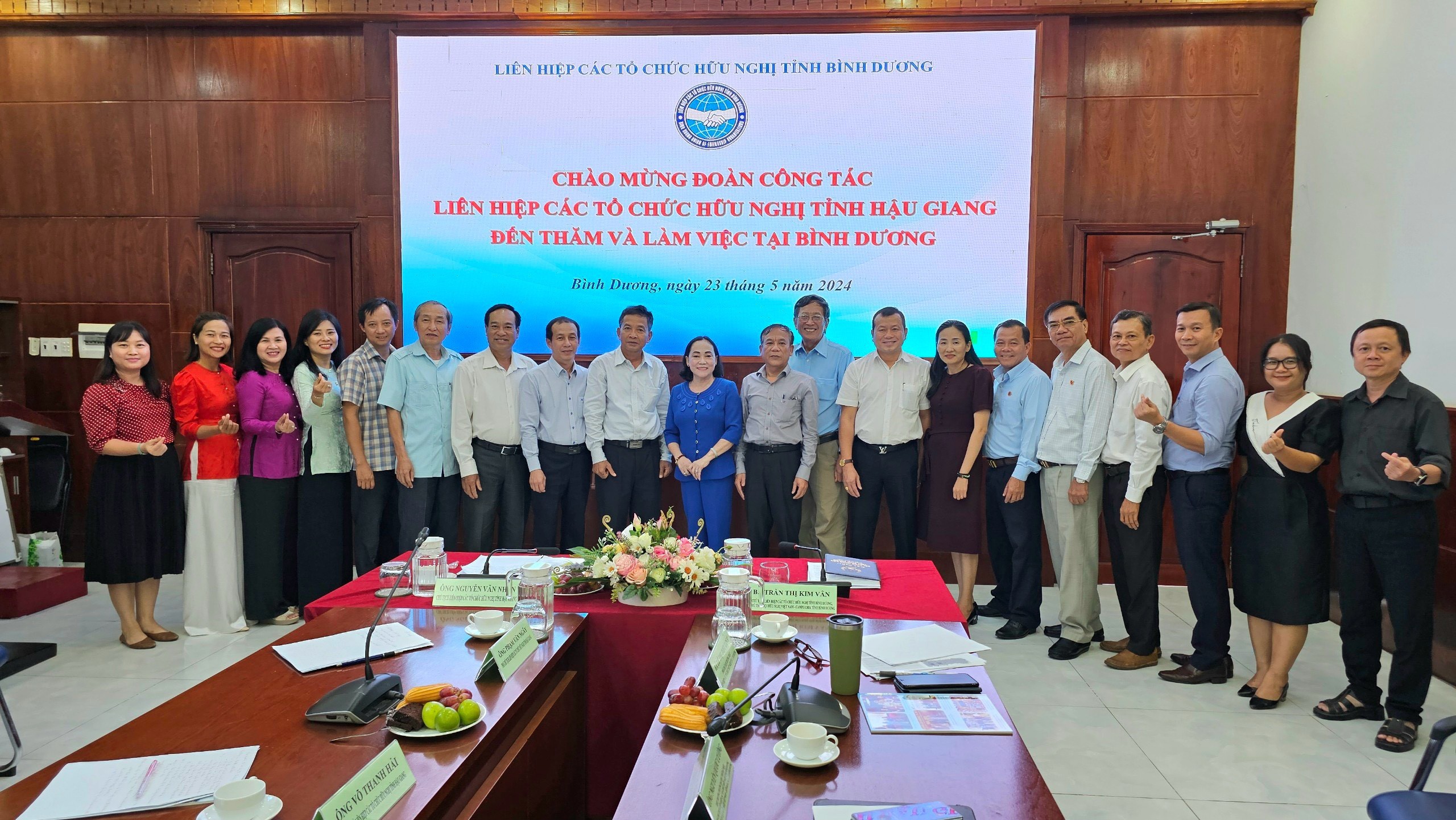 Các đại biểu chụp ảnh lưu niệm. (Ảnh: Kim Vân)