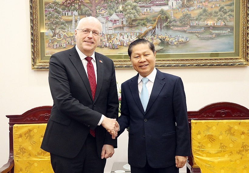 Deputy Minister of Labour, Invalids and Social Affairs Le Tan Dung (R) and Finnish Ambassador to Vietnam Keijo Norvanto (Photo: VNA) Deputy Minister of Labour, Invalids and Social Affairs Le Tan Dung (R) and Finnish Ambassador to Vietnam Keijo Norvanto (Photo: VNA)