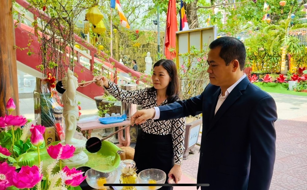 Ông Nguyễn Ngọc Bình làm lễ tắm Phật chúc mừng Phật Đản 2568 Ông Nguyễn Ngọc Bình làm lễ tắm Phật chúc mừng Phật Đản 2568