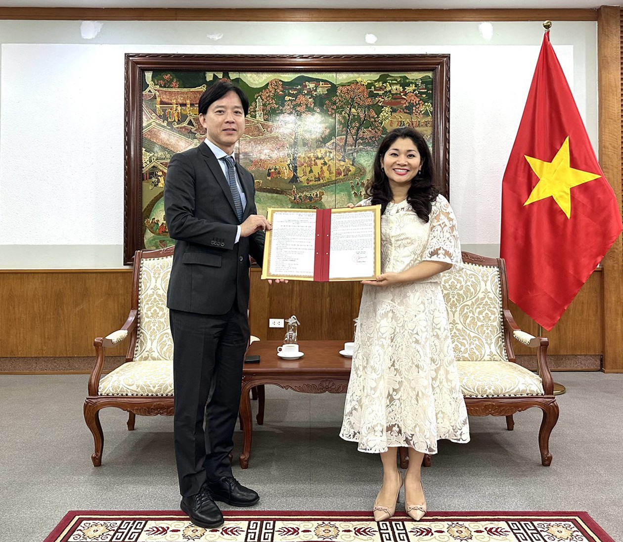 Cục trưởng Cục Hợp tác quốc tế Nguyễn Phương Hòa đã tiếp và làm việc với tân Giám đốc Trung tâm Giao lưu Văn hóa Nhật Bản tại Việt Nam Yoshioka Norihiko và trao Giấy phép thành lập và hoạt động cho Giám đốc Trung tâm Giao lưu Văn hóa Nhật Bản tại Việt Nam Cục trưởng Cục Hợp tác quốc tế Nguyễn Phương Hòa đã tiếp và làm việc với tân Giám đốc Trung tâm Giao lưu Văn hóa Nhật Bản tại Việt Nam Yoshioka Norihiko và trao Giấy phép thành lập và hoạt động cho Giám đốc Trung tâm Giao lưu Văn hóa Nhật Bản tại Việt Nam